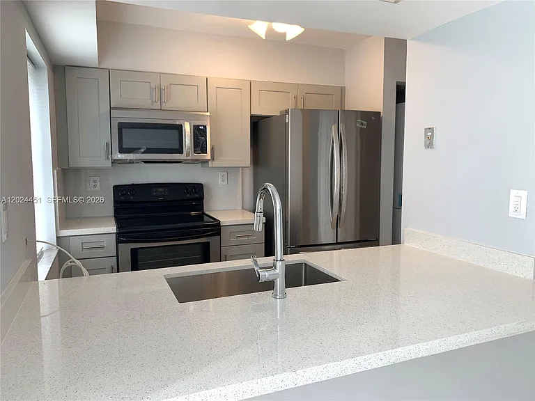 143 Riviera Cir #143 — Photo 3