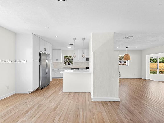 3rd image of 9411 Jamaica Dr