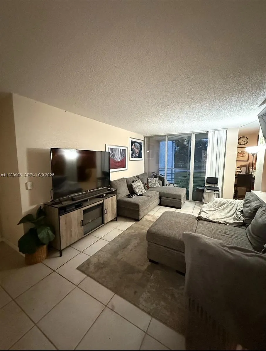Building Photo - 9441 Live Oak Pl #209