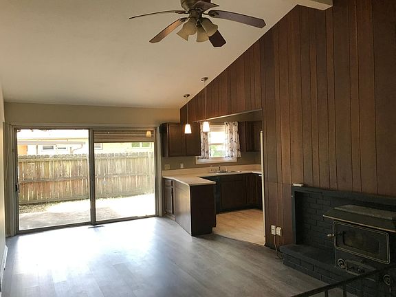 Glass wall Dinette/Familyrm