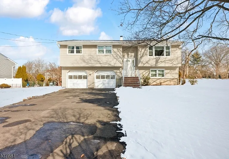 3 Stafford Dr — Photo 1
