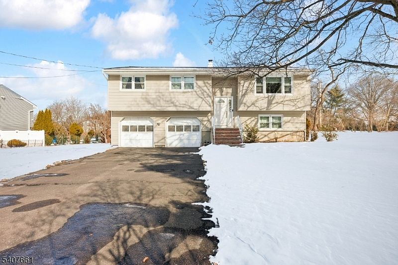 1st image of 3 Stafford Dr