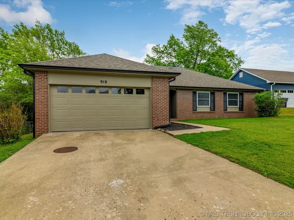 918 Macklyn Ln, Bartlesville, OK 74006