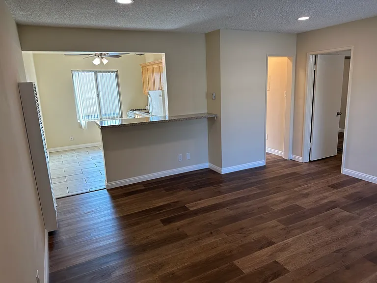 Sussex House Apartments — Photo 36