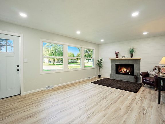 3rd image of 726 Bruce Ave