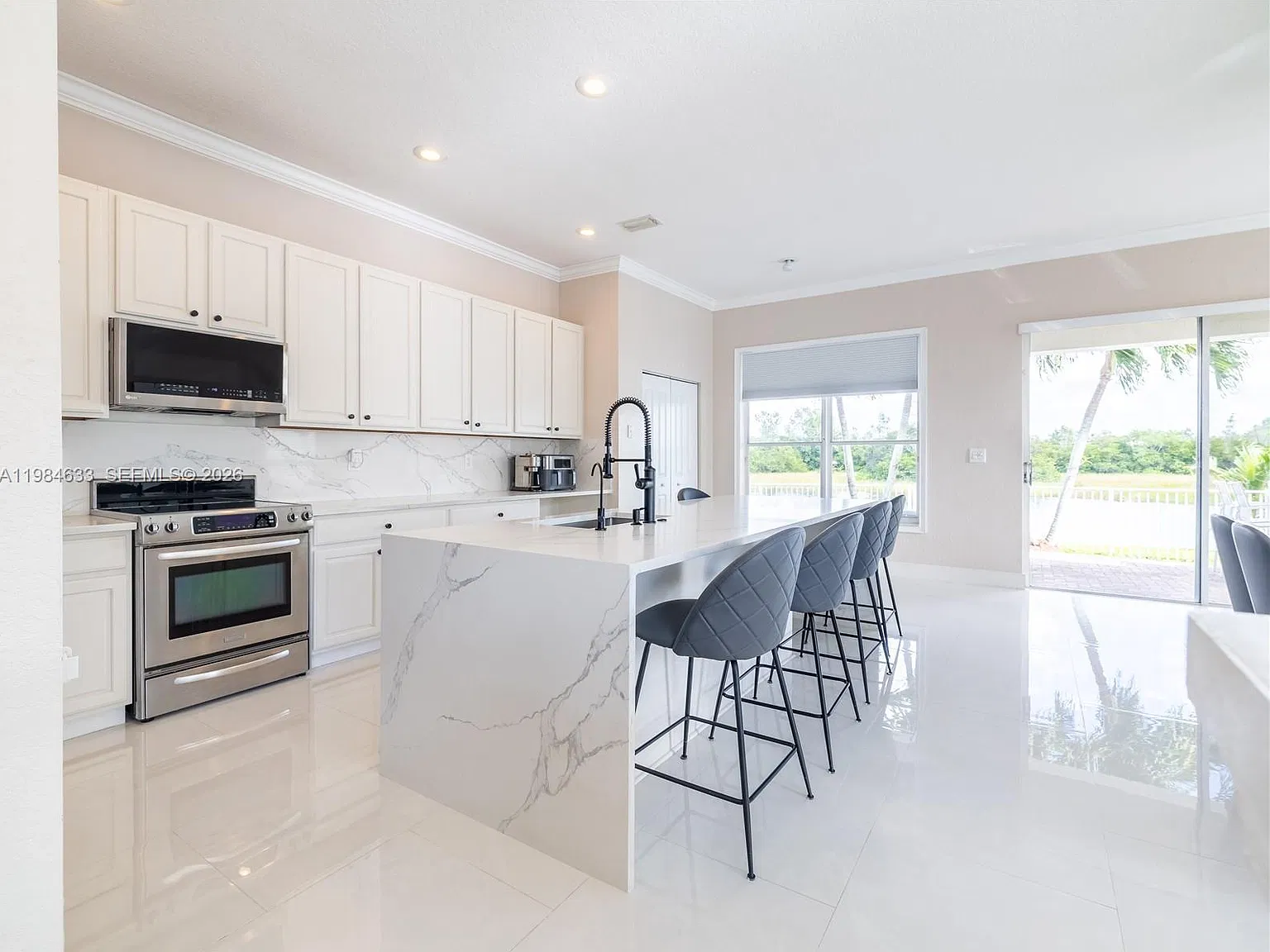 4 bed, 2381 sqft, $5,500 — Photo 3