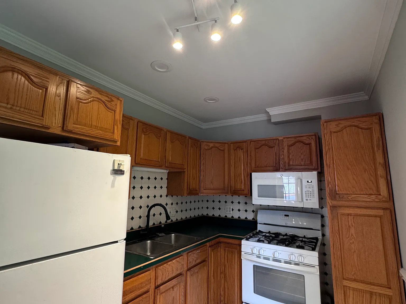 2 bed, 1500 sqft, $1,600 — Photo 3