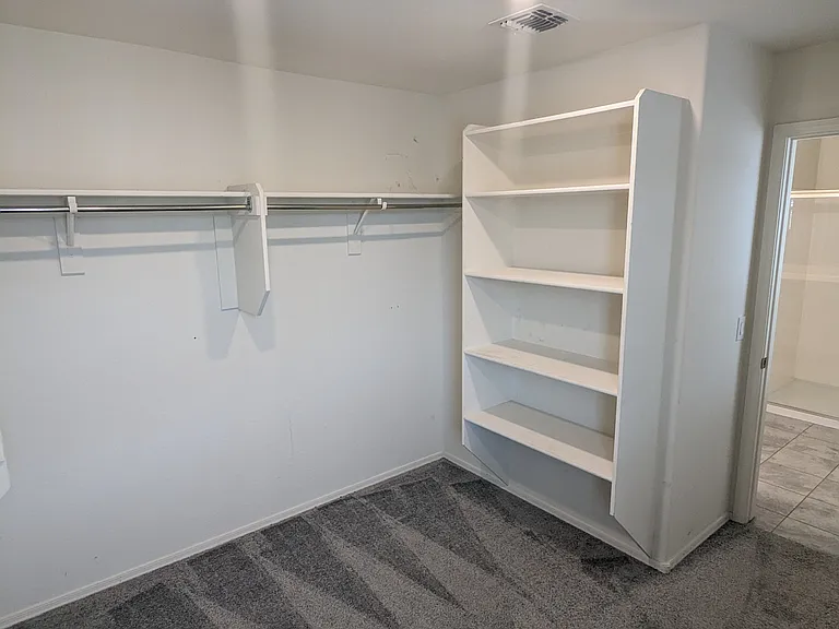 47 E Constitution Dr — Photo 40