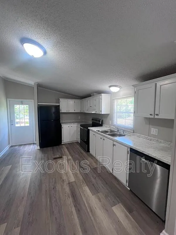 3 bed, 2.0 bath, 1056 sqft, $1,399 — Photo 3