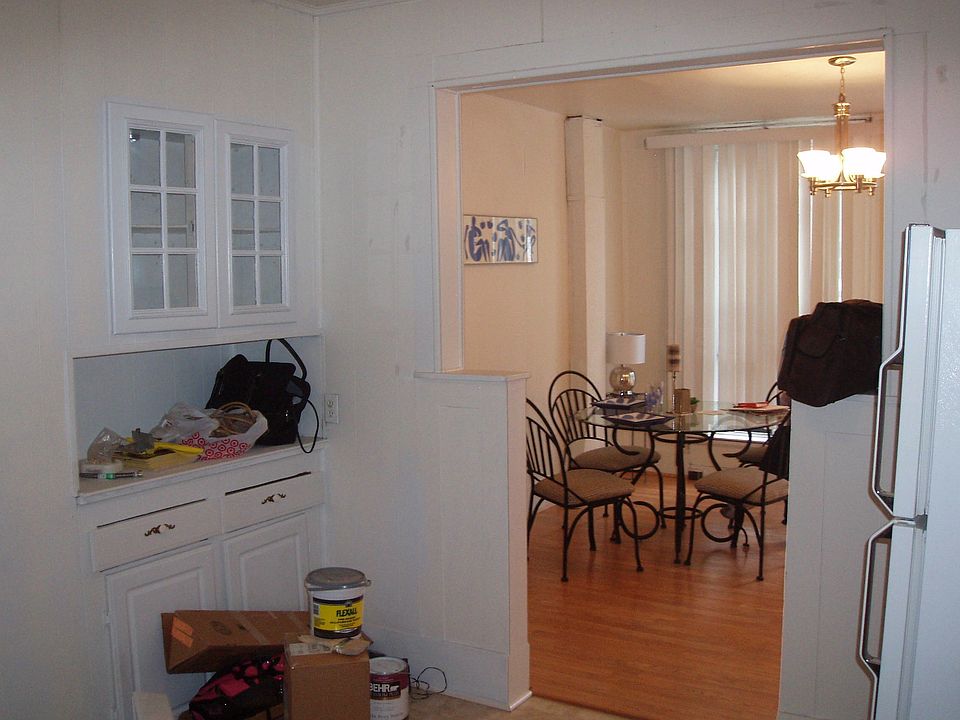 2nd image of 872 1/2 W Lombard St #Townhouse