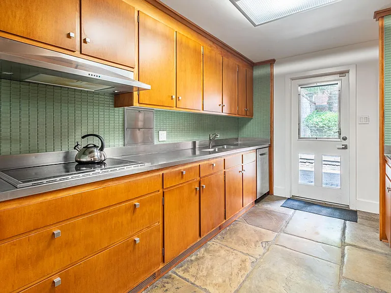 111 W Charlton St — Photo 20