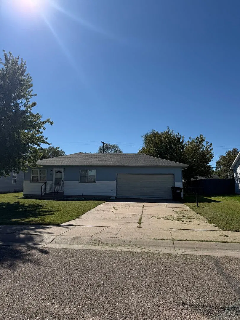3 Bedroom, 2 Bathroom House with Double Attached Garage — Photo 1