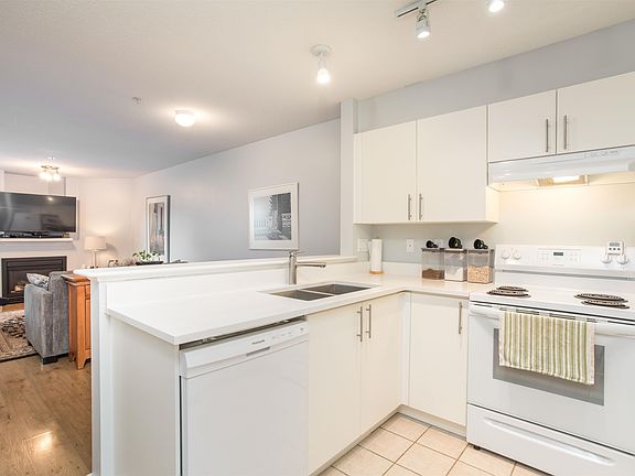 5th image of 147 E 1st St #313