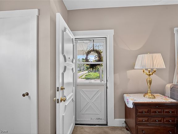 4th image of 713 W Oak St