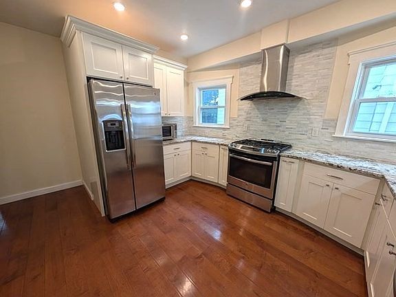 2nd image of 21 Bailey St #1