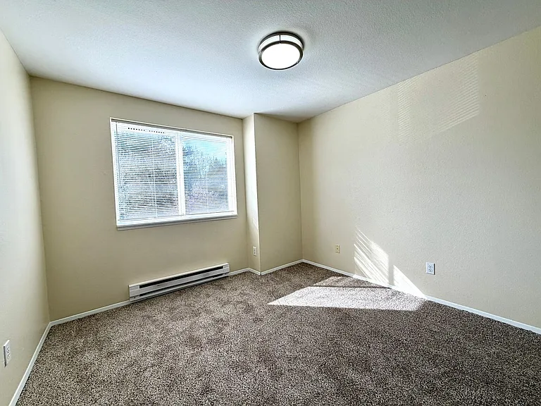 0174-06PP Lindsey Anne Apartments — Photo 11