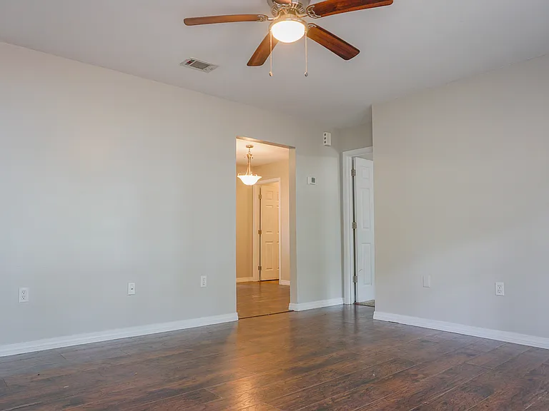 6115 Willow Ln N — Photo 5