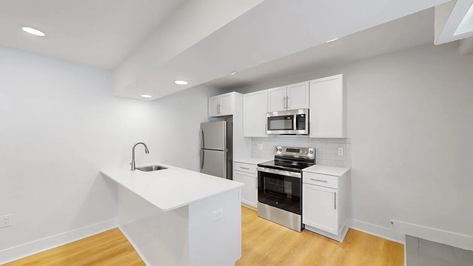 11 Queensberry St — Photo 2
