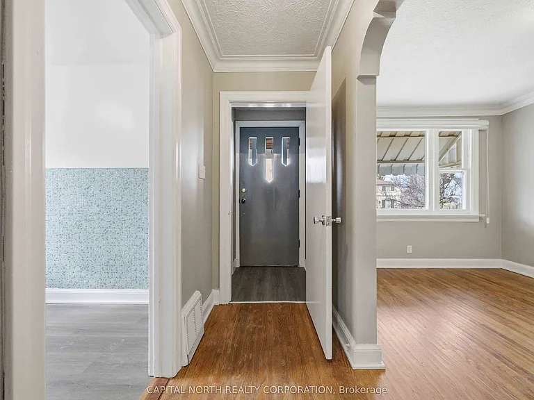 129 Brenda Cres — Photo 2