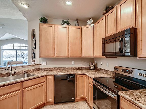 Matching appliances. Lots of cupboard storage