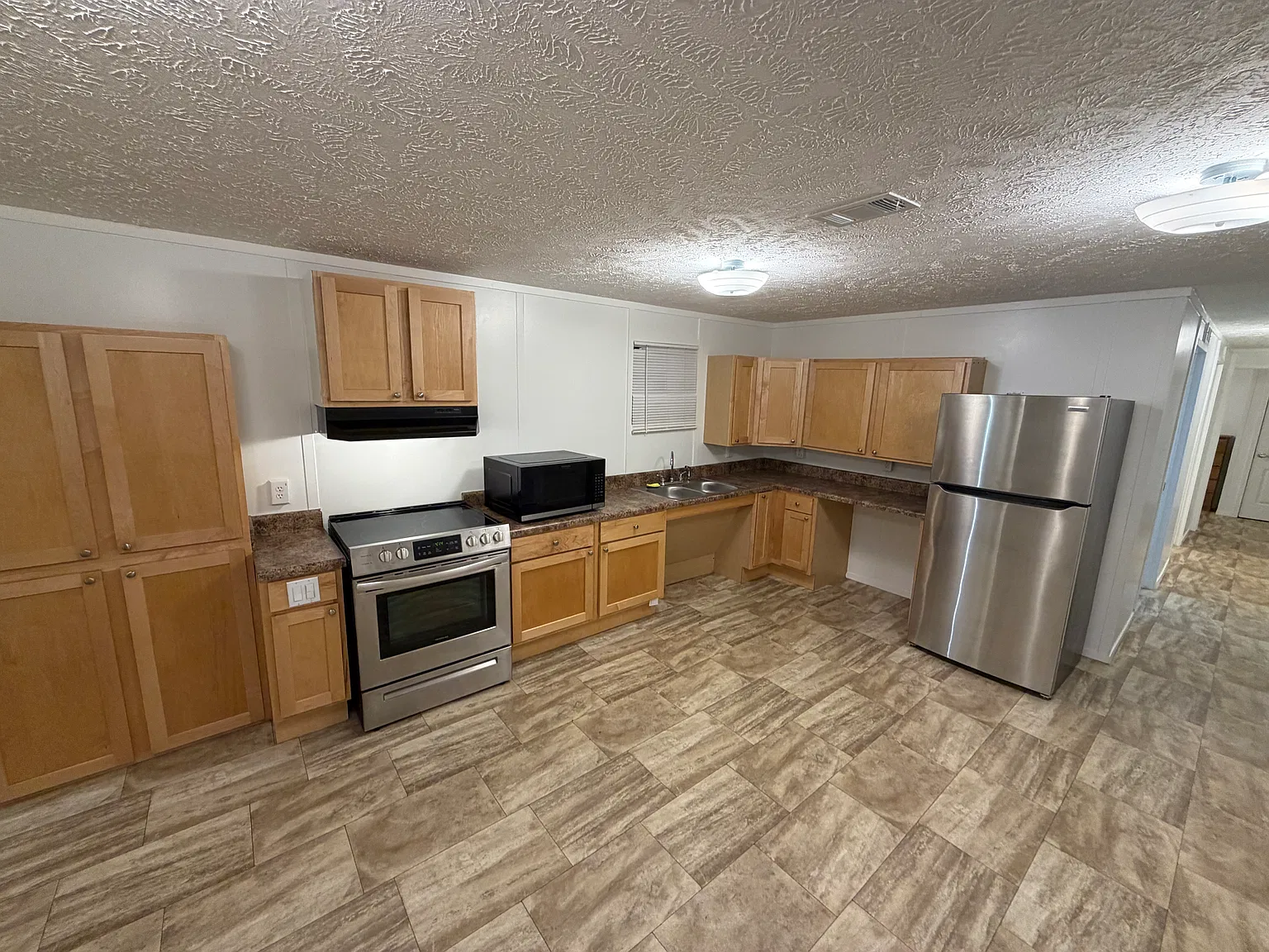 3 bed, 1000 sqft, $1,300 — Photo 2