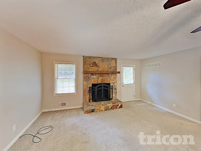 507 Neil Ct — Photo 3