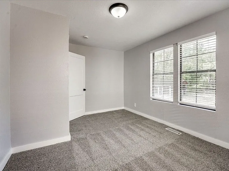 1209 NE 42nd St — Photo 14