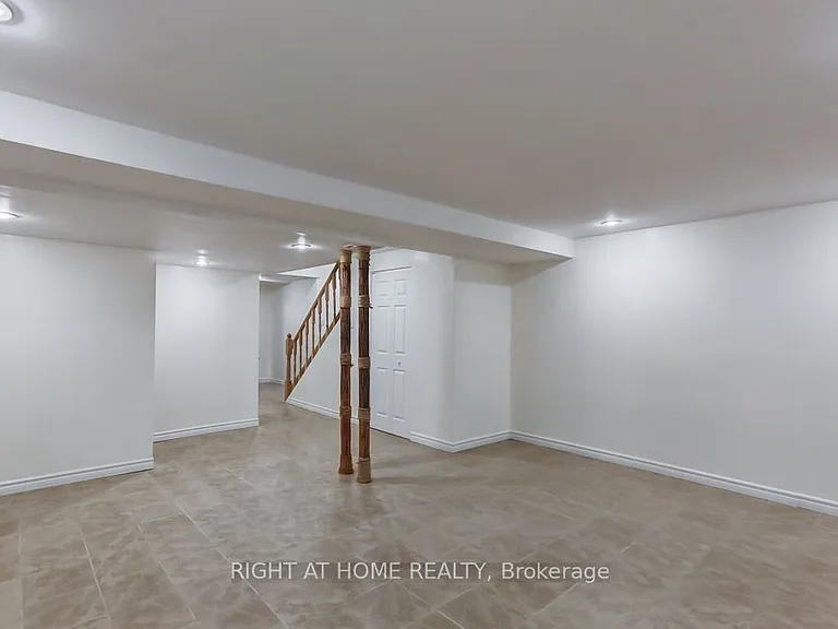 402 Lausanne Cres — Photo 29