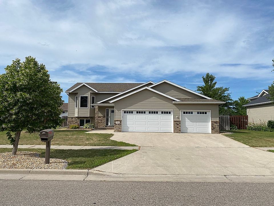 1st image of 920 Parkway Dr