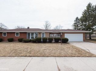 961 Rosemere Cir, Manitowoc, WI 54220