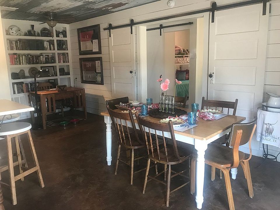 Barn doors & shiplap!