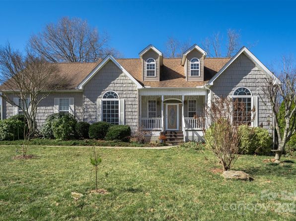 415 Kingfisher Ln, Mills River, NC 28759