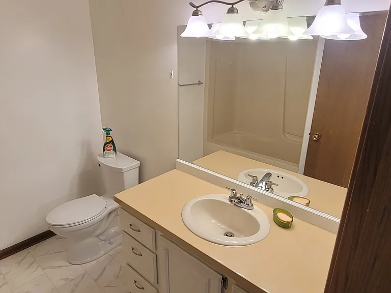 Upper Level full bathroom.