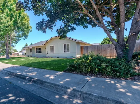 1104 Coachman Dr, Central Pt, OR 97502