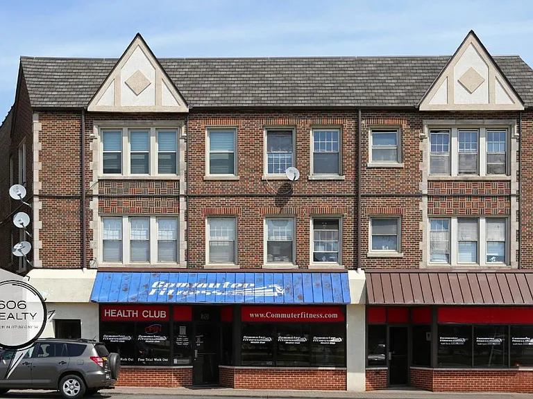 Heart of Arlington Heights! Steps away from Metra Station! — Photo 1