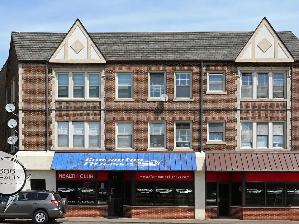 Heart of Arlington Heights! Steps away from Metra Station!