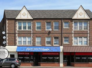 Heart of Arlington Heights! Steps away from Metra Station!, Arlington Heights, IL 60004