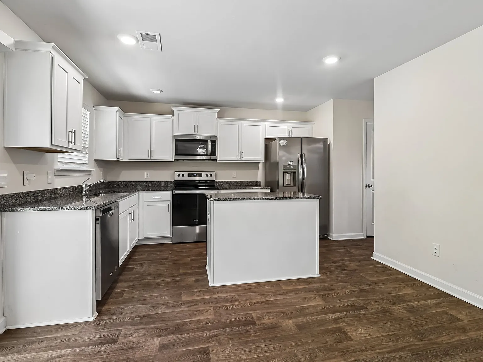 4 bed, 2.5 bath, 2152 sqft, $2,500 — Photo 2