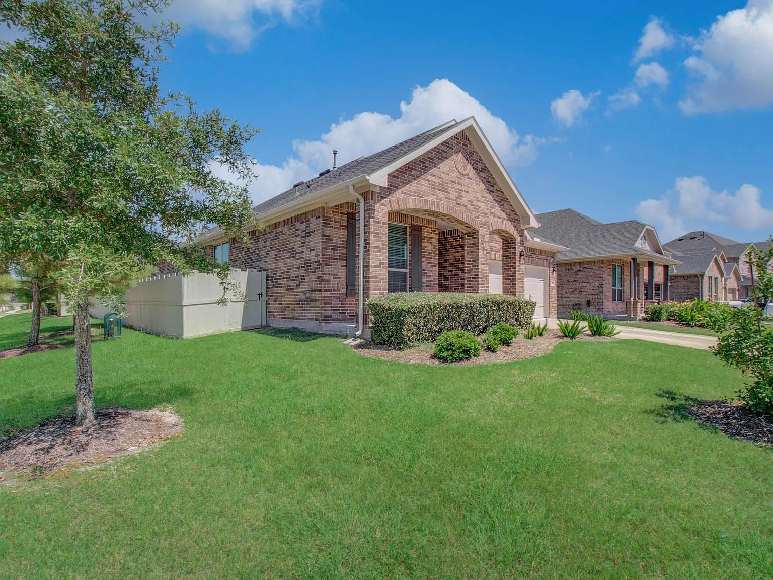 3 bed, 2.0 bath, 1924 sqft, $2,400 — Photo 4