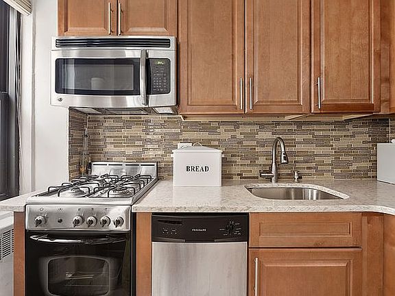 4th image of 425 E 79th St APT 6B