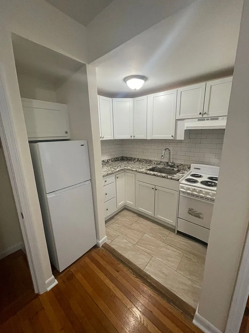 One Bedroom in Clean Elevator Building — Photo 1