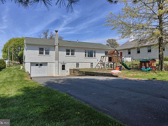 4th image of 434 E Lancaster St House Red