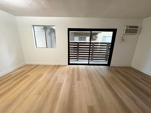 2nd image of 5032 Maplewood Ave APT 105