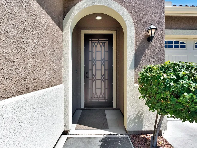 2153 Lombard Ln — Photo 2