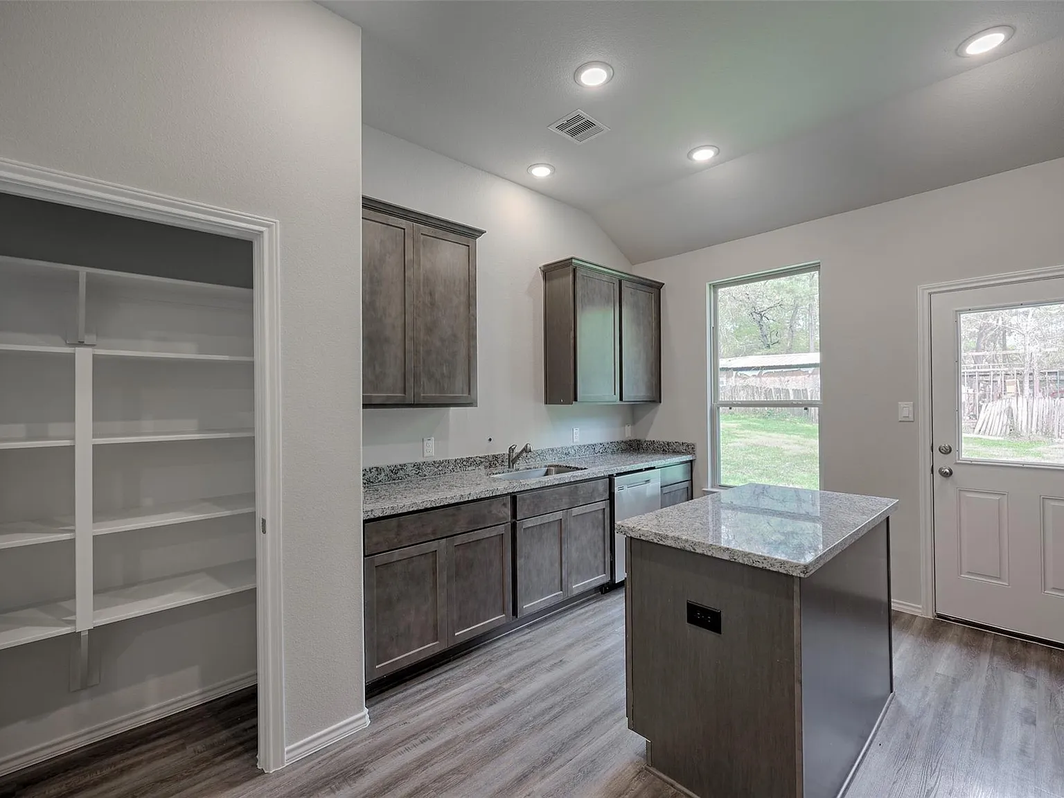 4 bed, 2.0 bath, 1595 sqft, $1,850 — Photo 2