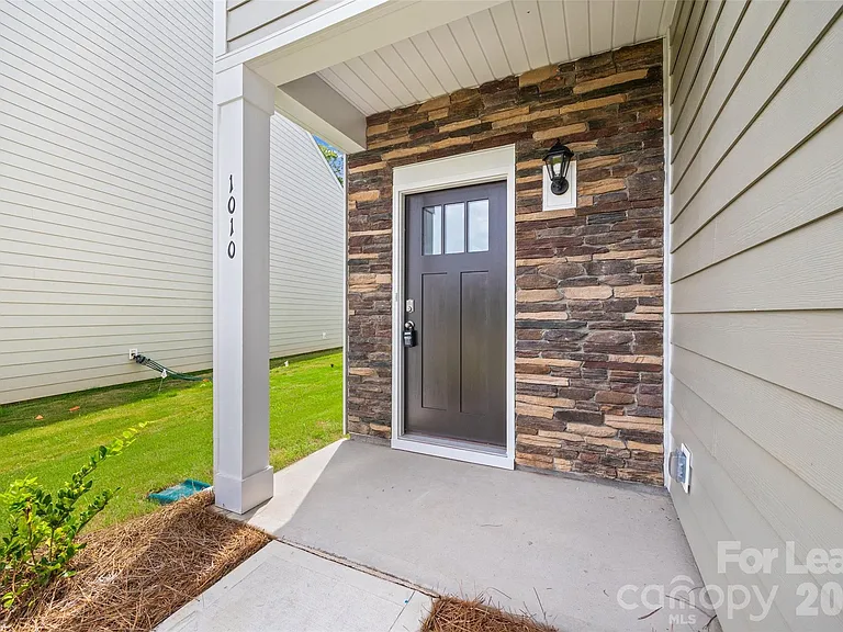 1010 Two Brothers Ln — Photo 2