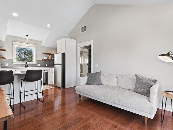4th image of 2113B Bernard Ave #B