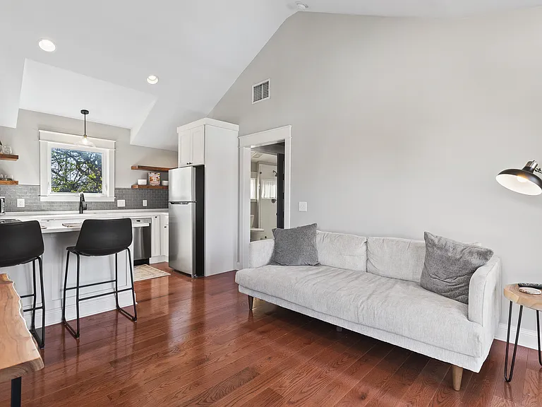 2113B Bernard Ave #B — Photo 4