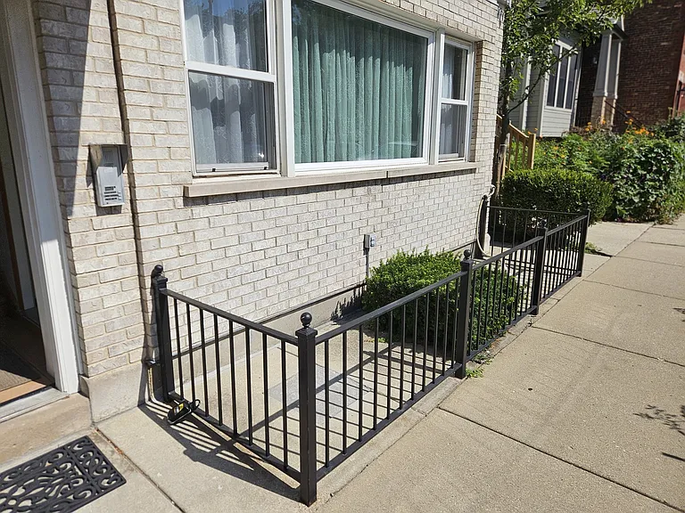 1140 W Barry Ave #1 — Photo 3