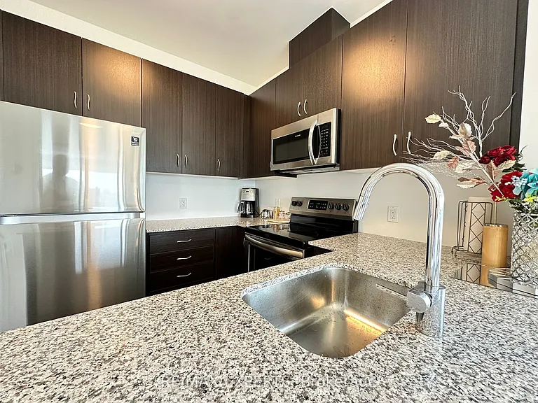 95 Dundas St W #206 — Photo 14